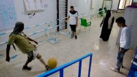 Abdullah, Zyiad und Afif tragen ihre Beinprothesen und spielen im Rehazentrum Fußball. 