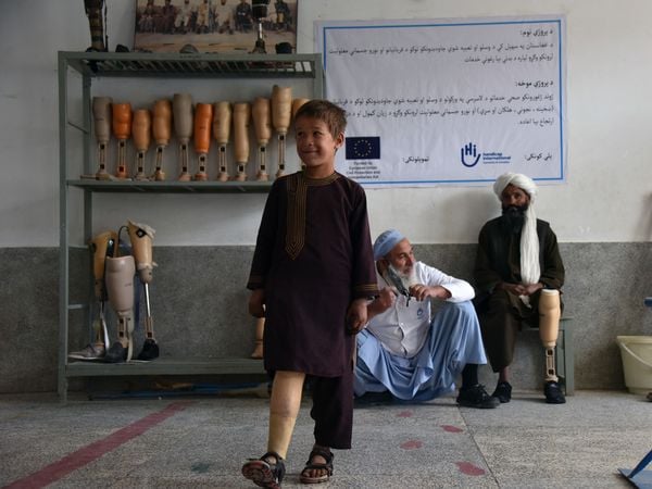 Ali lernt auf dem Bild mit seiner Prothese im Reha-Zentrum in Afghanistan laufen