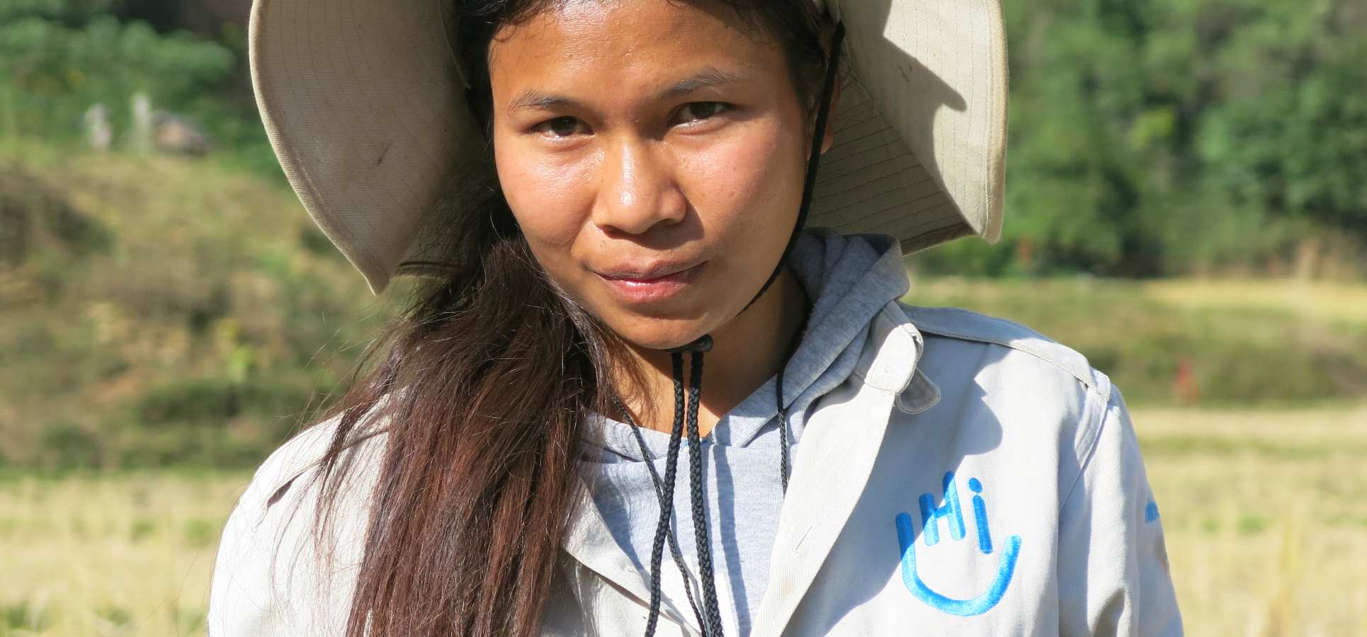 Portrait einer jungen Entminerin aus Laos.