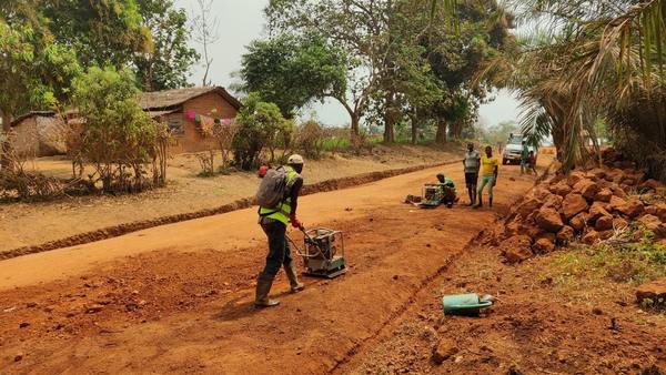 Männer in Mali beim Straßenausbau.