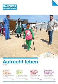 Das Titelbild der Spenderzeitschrift zeigt ein lächelndes Mädchen mit Krücken. Es befindet sich in einem Flüchtlingscamp in Jordanien