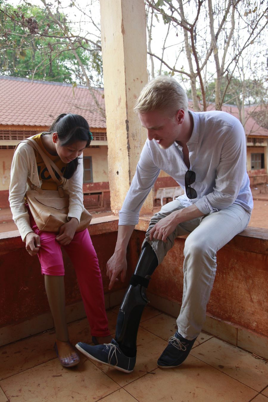 Kanha und Mario Galla zeigen sich ihre Prothesen.