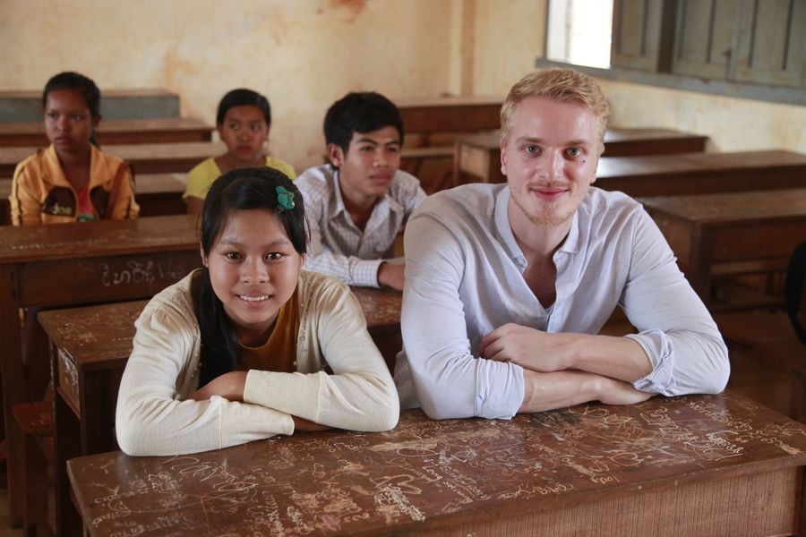 Kanha und Galla sitzen gemeinsam an einer Schulbank.