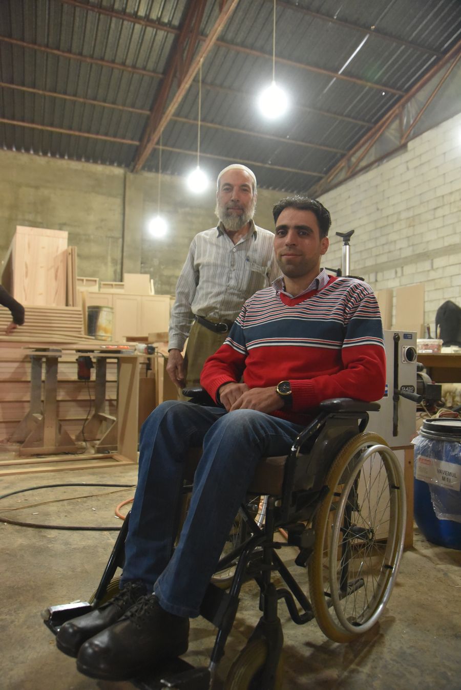 Zu sehen ist Osama im Rollstuhl, im Hintergrund sein Freund Meydan. 
