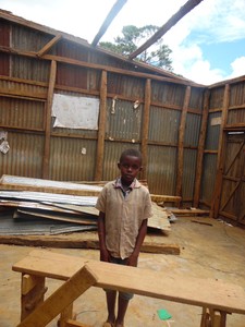 Stivino steht inmitten einer zerstörten Schule in Madagaskar