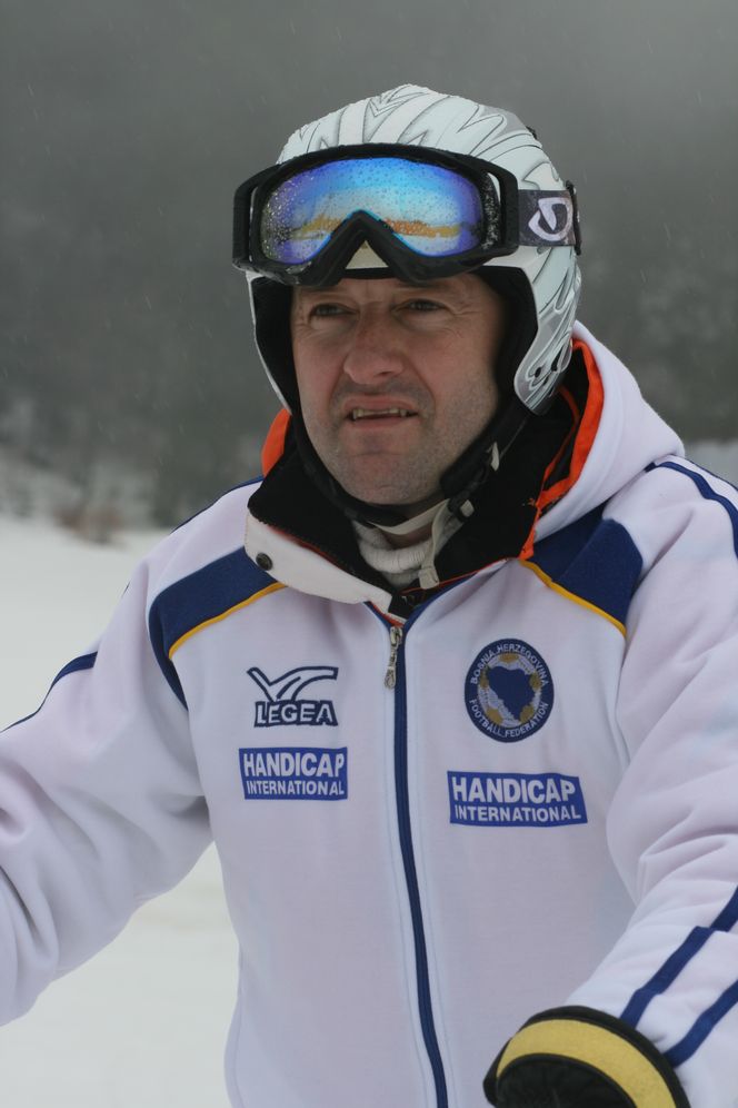 Nijaz Nemic - Paralympics Teilnehmner der eine Skischule für Menschen mit Behinderung gegründet, schaut in Winterkleidung in Richtung Kamera