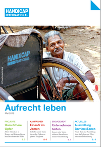 Das Titelbild der Spenderzeitschrift zeigt einen Mann neben einem Rollstuhl.