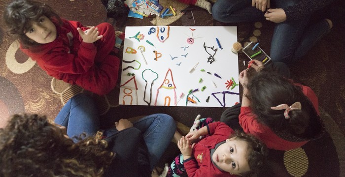 Kinder und Betreuerinnen malen und basteln gemeinsam