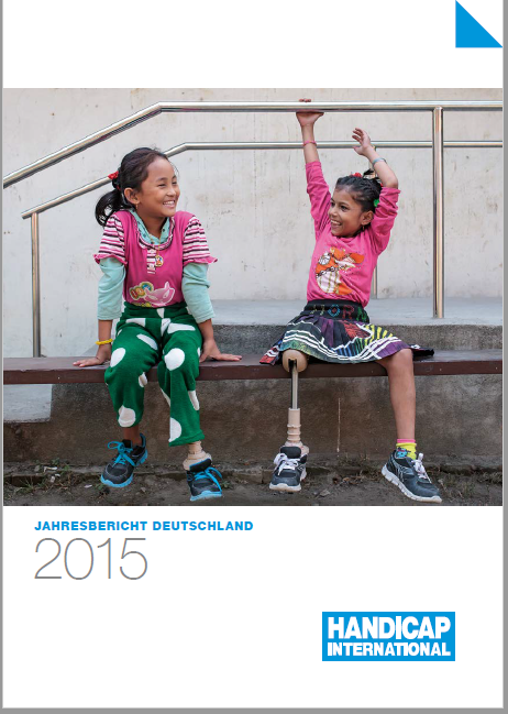 Das Titelbild des Jahresberichts 2015 zeigt zwei Mädchen mit Beinprothese.
