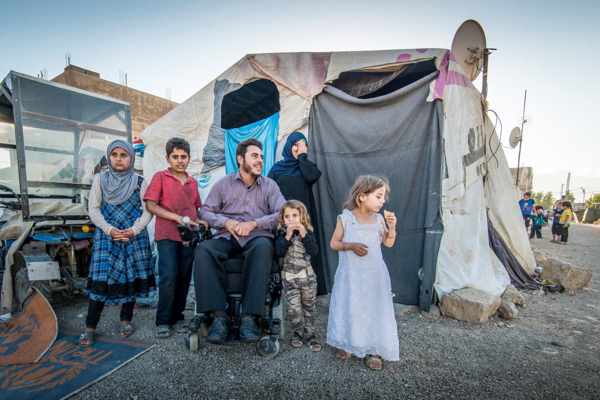 Nadias Familie vor ihrem Zelt im Flüchtlingscamp im Libanon.