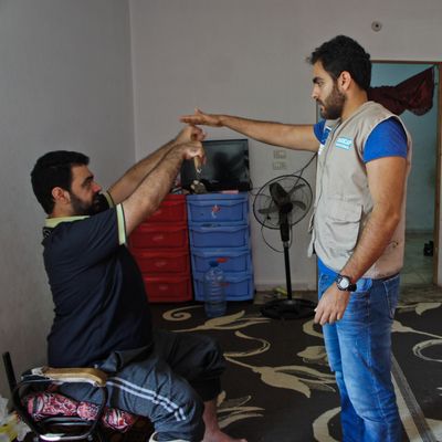 Hilfe für syrische Flüchtlinge im Libanon Physiotherapeutische Übungen mit dem querschnittsgelähmten Patienten