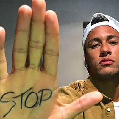 Neymar Jr. macht die STOP-Geste
