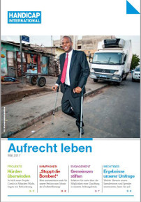 Das Titelbild der Spenderzeitschrift zeigt einen Mann im Anzug und Gehhilfen.