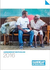 Das Titelbild des Jahresberichts 2016 zeigt einen HI-Mitarbeiter und eine ältere Frau auf einer Bank.