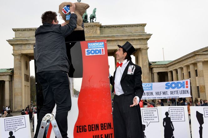 Zeig dein Bein Aktion gegen Landminen in Berlin 