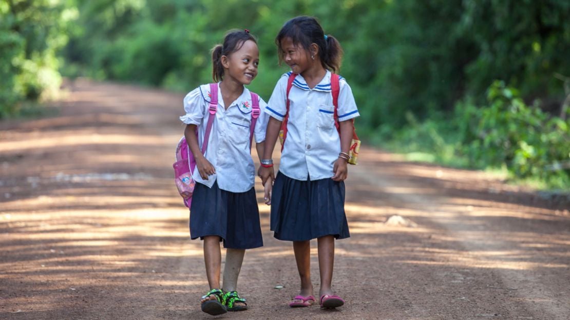 Die kleine Channa aus Kambodscha mit ihrer Prothese auf dem Weg zur Schule.