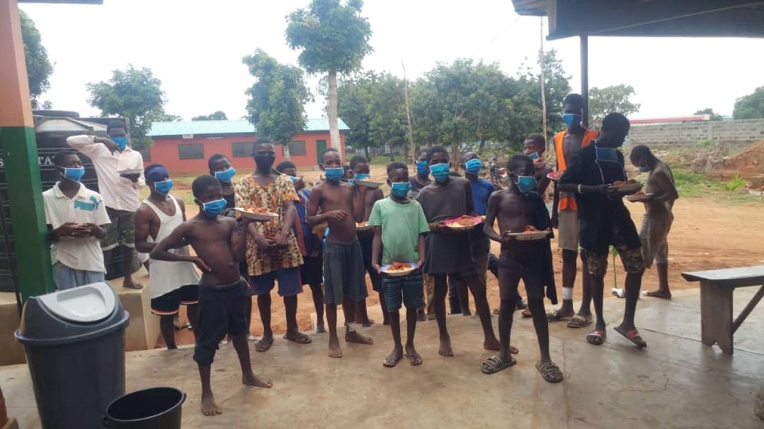 Zu sehen sind Straßenkinder in Lomé, Togo, die von HI-Mitarbeiter*innen versorgt werden.