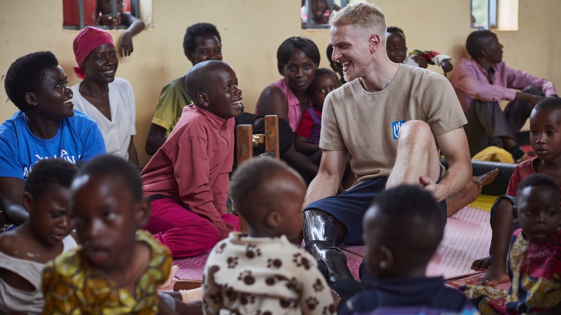 Mario Galla umringt von Kindern im gemeindebasierten Reha-Zentrum im Flüchtlingslager Mahama
