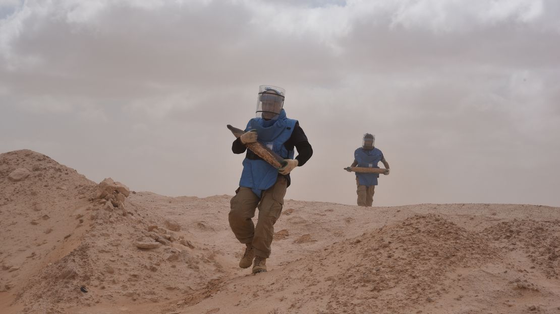 HI-Entminer räumen in der Wüste von Libyen Kampfmittelreste