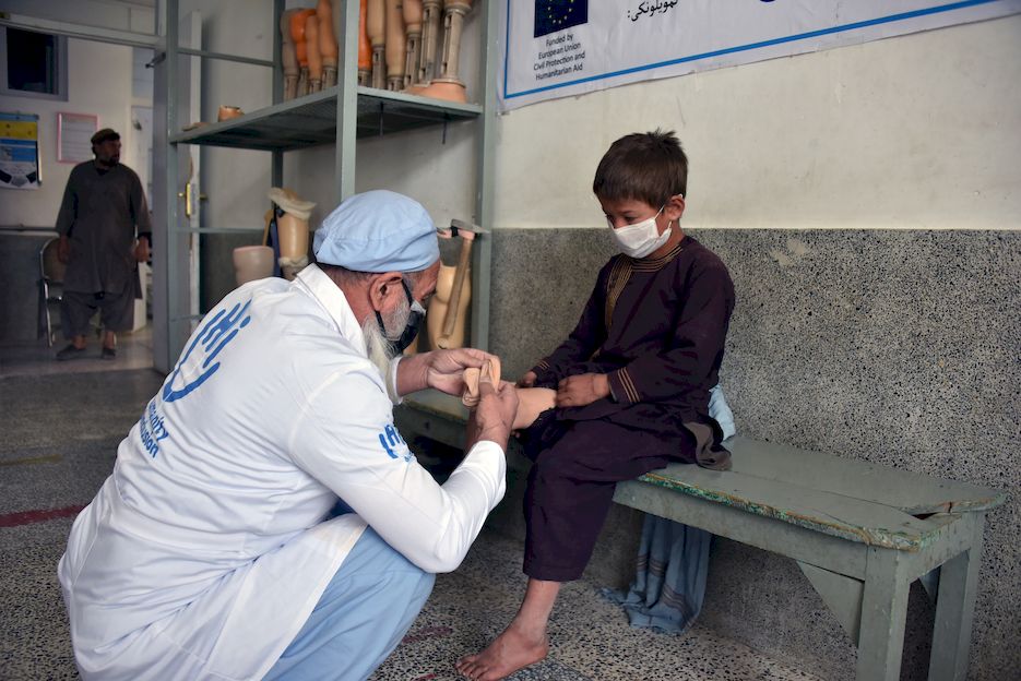 Der afghanische Junge Ali wird von einem HI-Physiotherapeuten behandelt. 