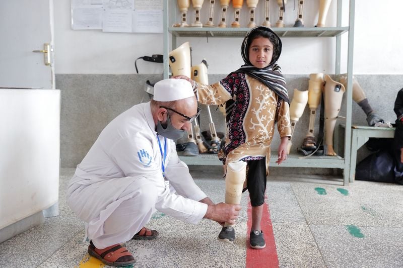 Amina verlor durch Explosivwaffen bei der Übernahme der Taliban 2021 ihr Bein und auch ihre Mutter und zwei Schwestern.