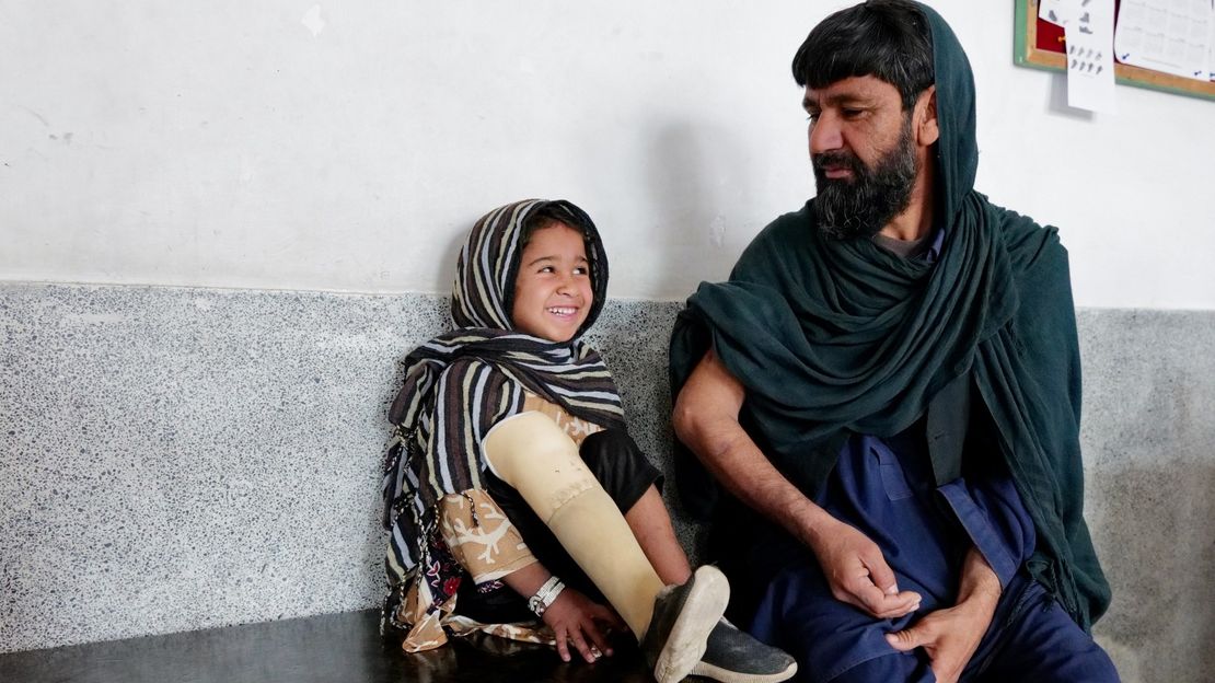 Die 7-jährige Amina mit ihrem Vater während einer Rehasitzung im Rehabilitationszentrum von Kandahar.