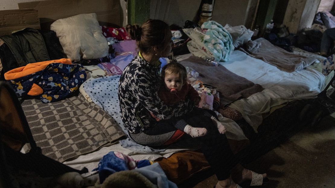 Eine Mutter kümmert sich um ihr Baby, das im Luftschutzkeller der Kinderstation des Kinderkrankenhauses in Kiew behandelt wird. 