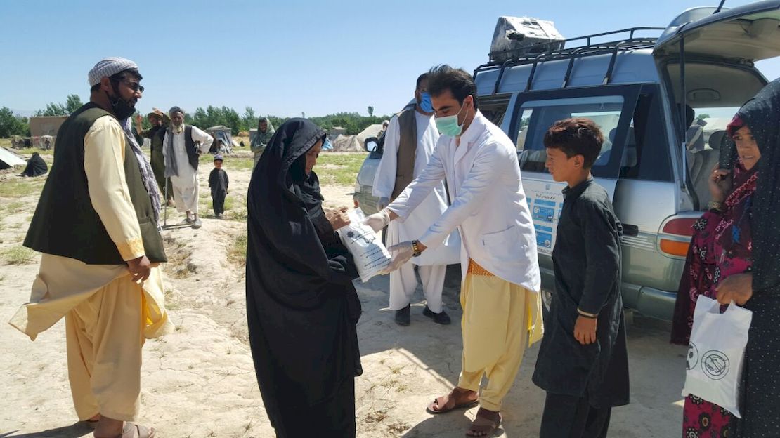 HI-Mitarbeitende verteilen Masken und Hygienesets an stark gefährdete Menschen in Afghanistan
