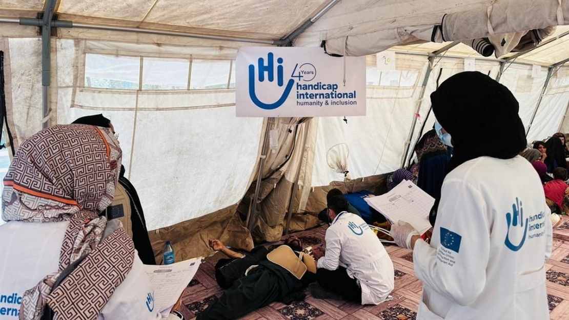 Teams von HI helfen im Krankenhaus von Herat Verletzten mit Physiotherapie. 
