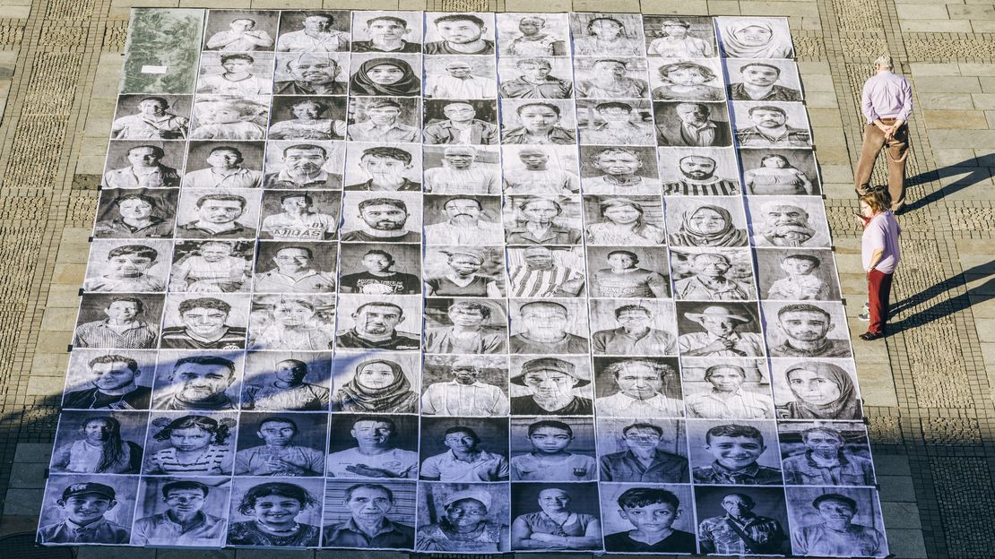 Streetart-Aktion in Berlin mit 90 überdimensionalen Porträts von Kriegsopfern