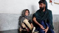 Die 7-jährige Amina verlor ihr Bein bei einem Bombenangriff. Auf dem Bild sitzt sie neben ihrem Vater im Reha-Zentrum.