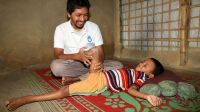 Anowar bekommt im HI-Rehabilitationszentrum Physiotherapeutische Unterstützung