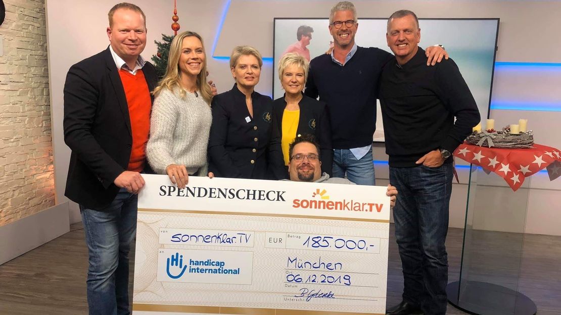 Scheckübergabe beim sonnenklar.TV-Spendentag zugunsten von HI
