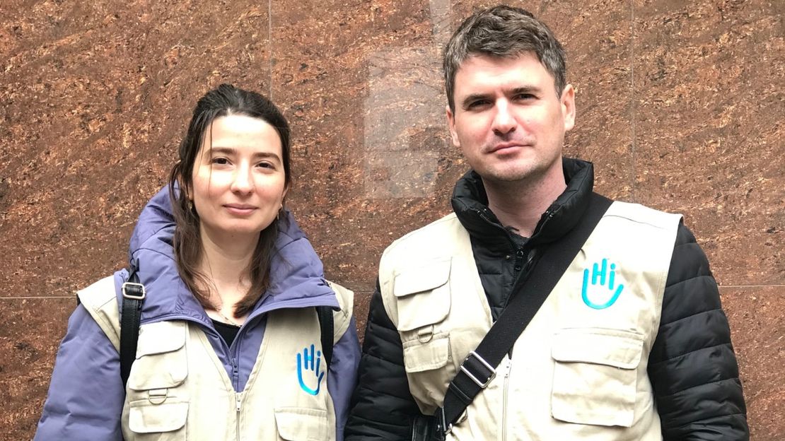 Caglar Tahiroglu, Leiterin der psychologischen und psychosozialen Nothilfe von HI in der Ukraine und Denys Byzov, Mitorganisator und Übersetzer für die Nothilfeprojekte im Land