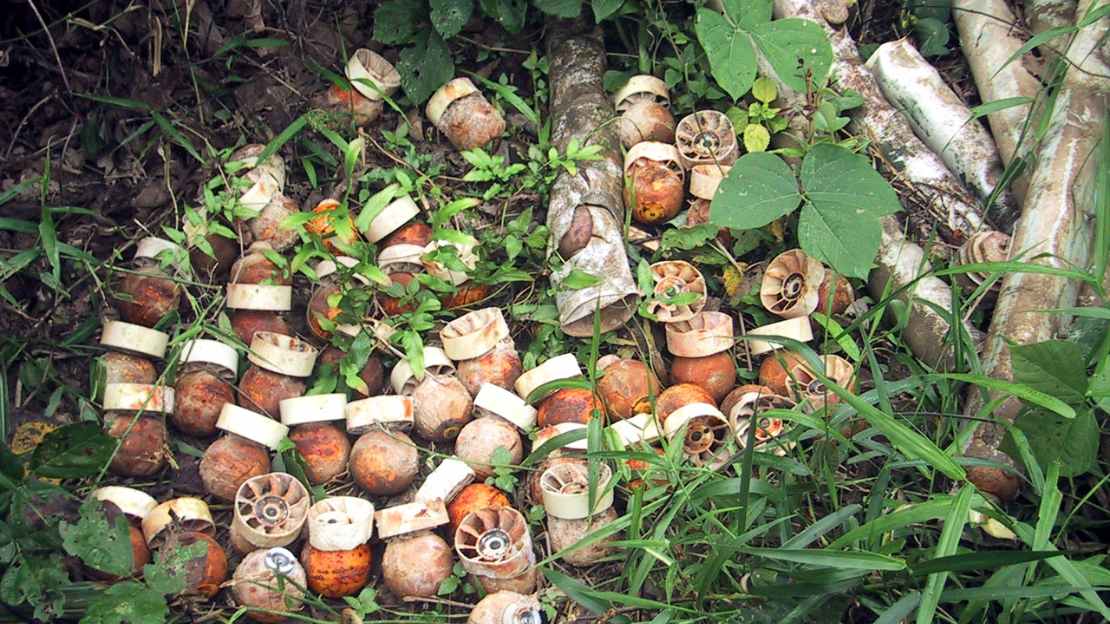 Viele gefährliche Streubombenreste wurden auf einem Haufen gesammelt.