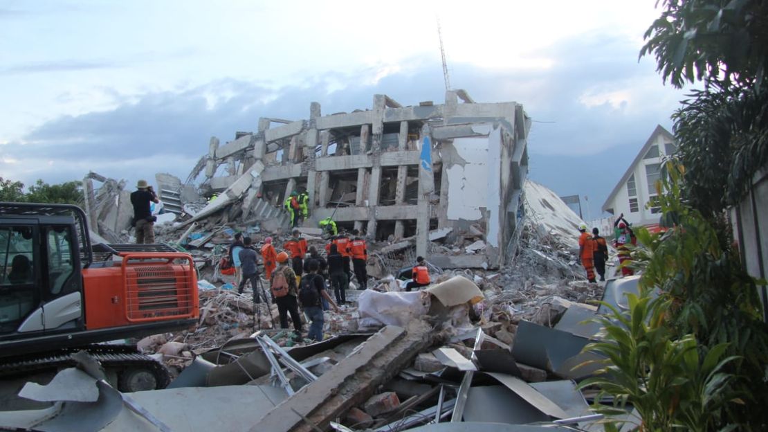Über 1.000 Menschen sind beim Erdbeben und Tsunami schon ums Leben gekommen.