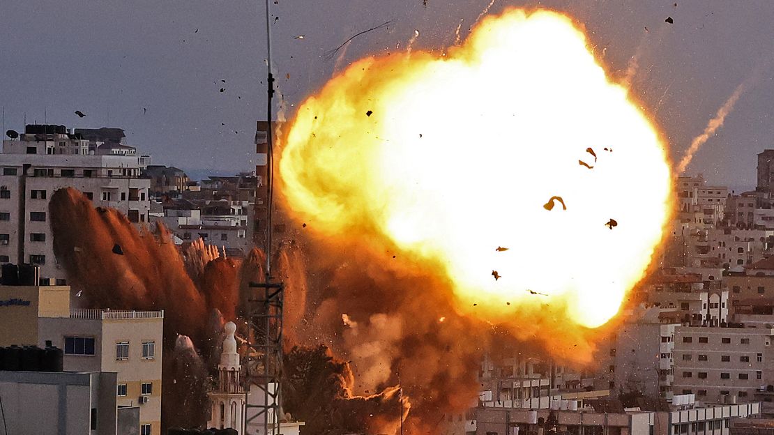 Eine Explosion durch Luftangriff mit Feuer und Rauch in einem Wohngebiet in Gaza-Stadt.