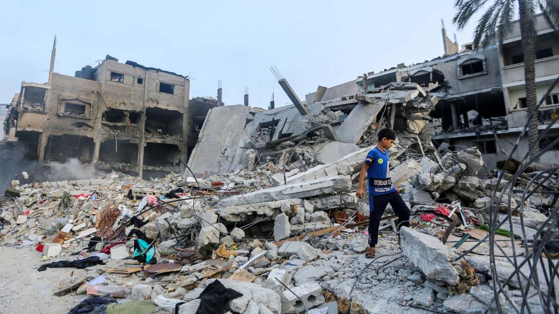 Ein Junge steht auf den Trümmern von bombardierten Häusern im Gazastreifen. 