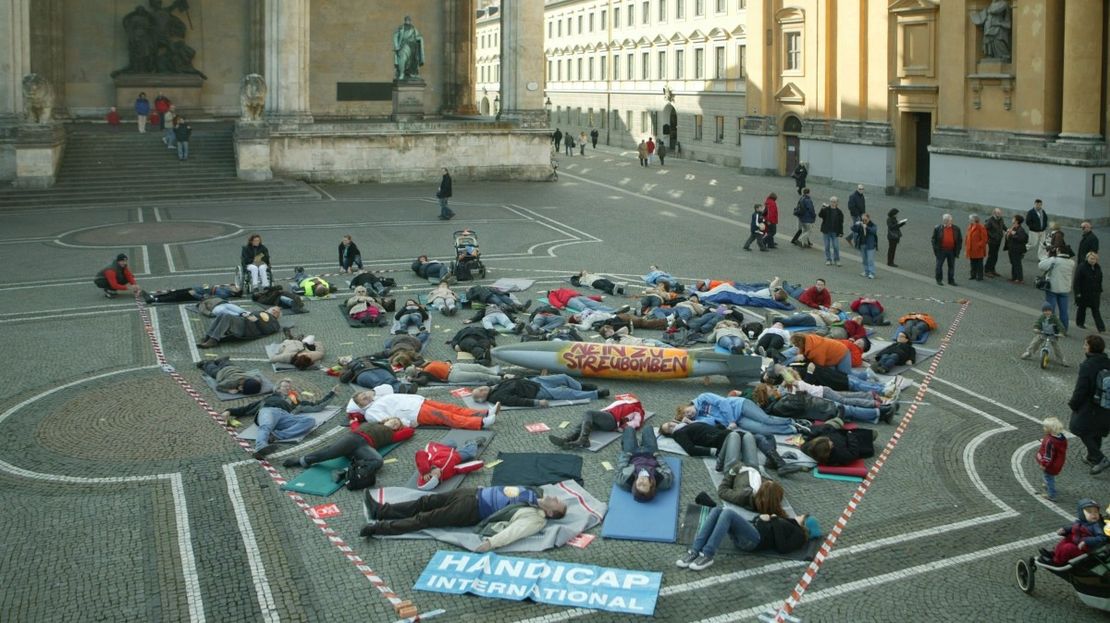 Von HI initiierter Münchner Lie-Down im Kampf für ein Verbot von Streubomben im Jahr 2008.