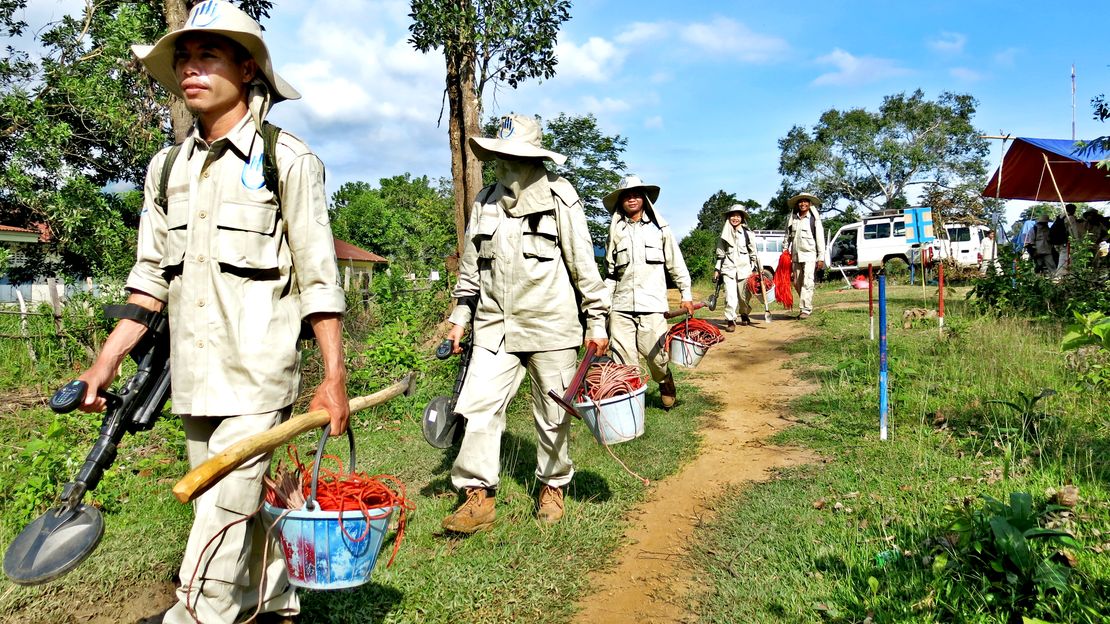 Zu sehen ist ein HI-Entminungsteam in der Nähe von Xepon, Laos. Sie befinden sich auf dem Weg zur Räumung nicht explodierter Streumunition.