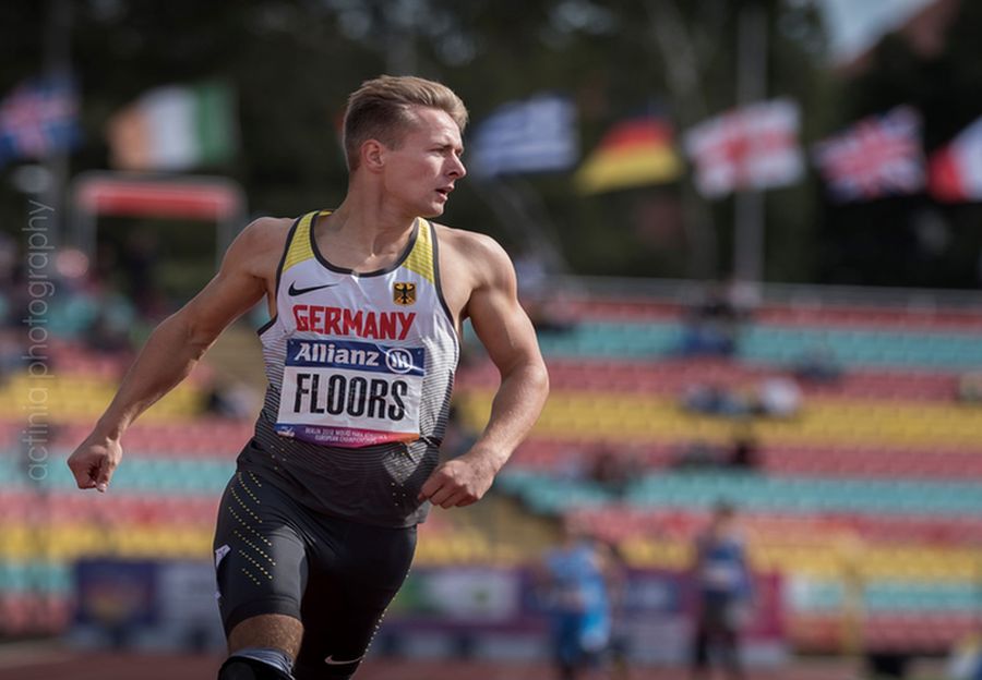 Der paraolympische Sportler Johannes Floors läuft auf der Rennstrecke um die Kurve.