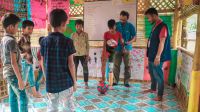 Mit seiner neuen Prothese kann der Rohingya Junge endlich wieder mit seinen Freunden Fußball spielen.