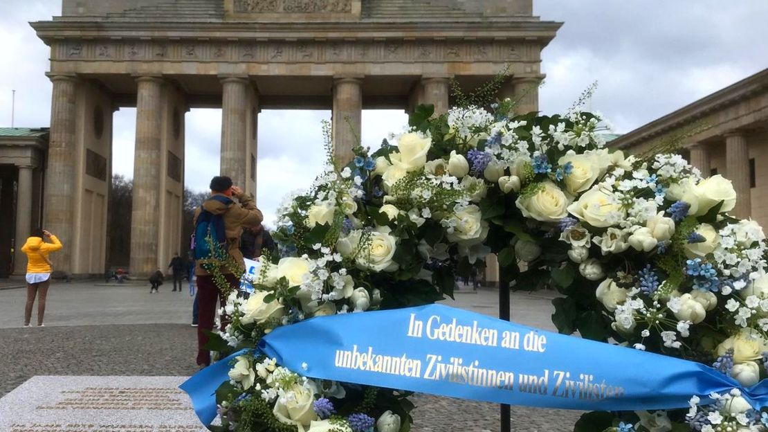 Kranz für die unbekannten Zivilst/-innen am Brandenburger Tor in Berlin
