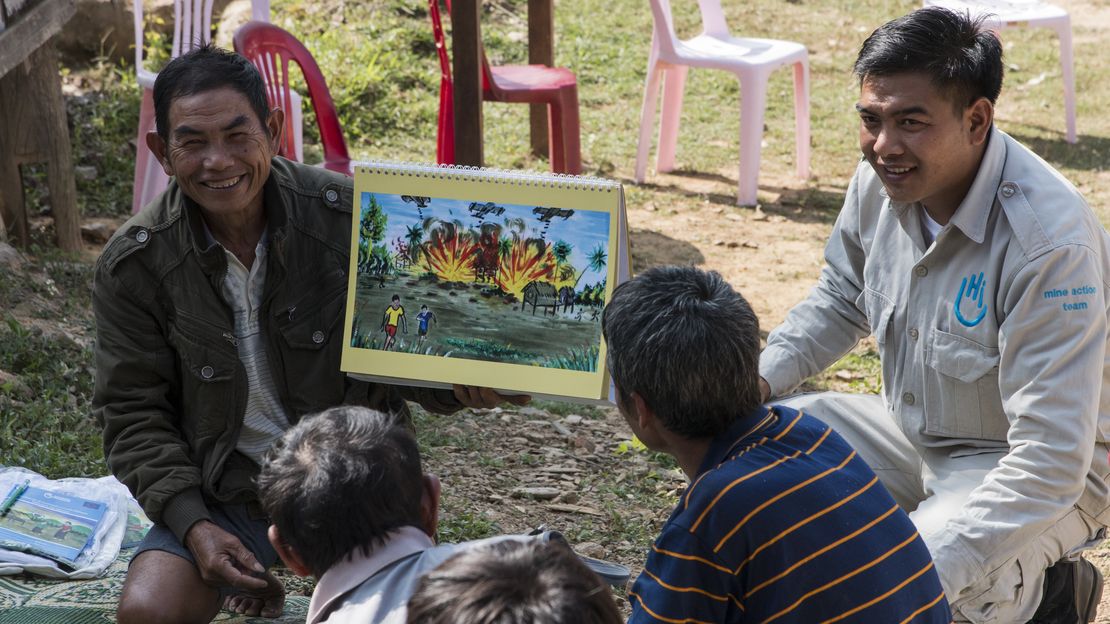 Ein Team von HI klärt in Houaphan, Laos über die Gefahr durch Streubomben auf 