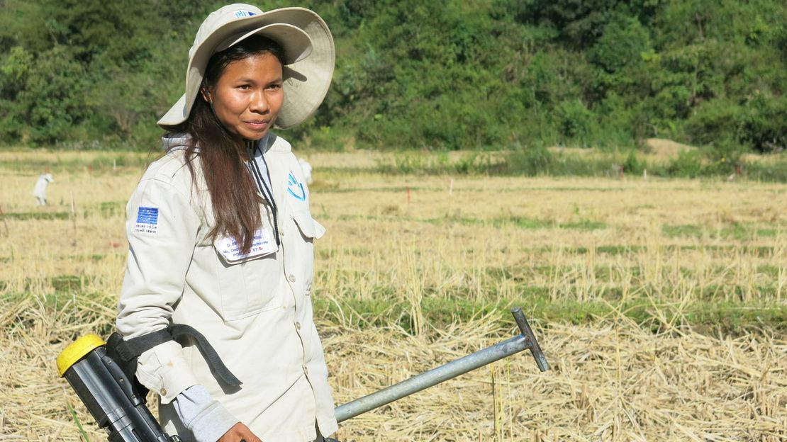 Oncha aus Laos ist Entminerin in Laos. Man sieht sie mit einem Minensuchgerät.