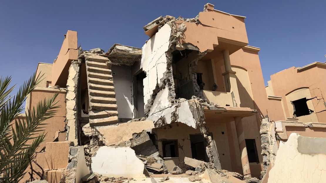 Auf dem Bild ist ein zerstörtes Wohnhaus in Libyen zu sehen.