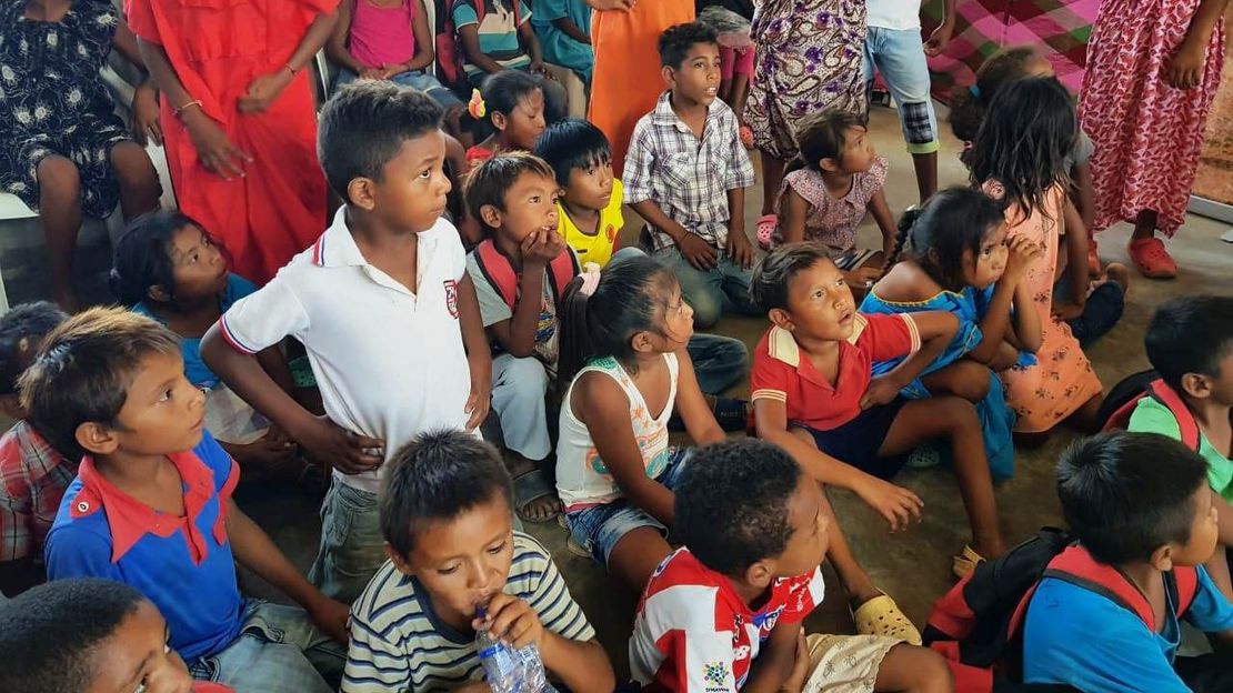 Kinder aus Venezuela in kolumbianischer Sammelstelle