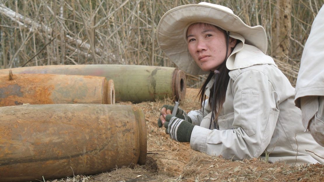 Lamngueun arbeitet seit 2006 als Sprengmeisterin für HI in Laos. 