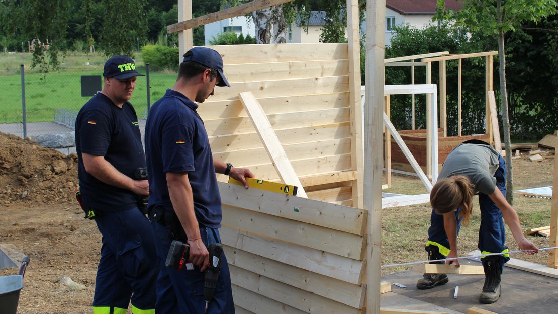 Auf dem Trainingsgelände des THW Bundeshauses wird der Bau von inklusiven Sanitäreinrichtungen geübt 