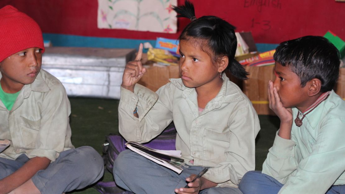 Die neunjährige Susillah aus Nepal ist gehörlos und lernt in ihrer Schule die Gebärdensprache